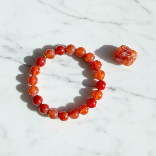 Armband i naturlig karneol – Handlingens sten | Mod & Vitalitet